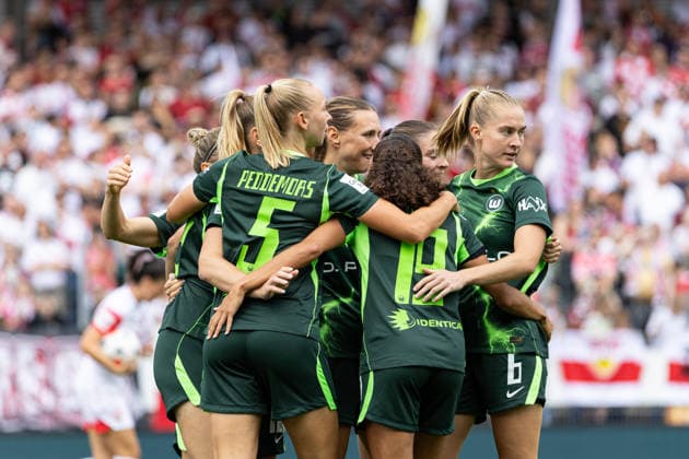 Germany: VfB Stuttgart Women vs. VfL Wolfsburg Women, Women s Bundesliga 1, Google Pixel Women s Bundesliga, 2026–27 Season, GAZi Stadium on the Waldau, Stuttgart; VfL Wolfsburg celebrates after a goal by Ella Peddemors, VfL Wolfsburg Women, 5, Kessya Bussy, VfL Wolfsburg Women, 19, Janina Minge, VfL Wolfsburg Women, 6, Portrait photo, Portrait, Close-up, Stuttgart GAZi Stadium on the Waldau, Baden-Württemberg, Germany Copyright: xBenedictxChristx