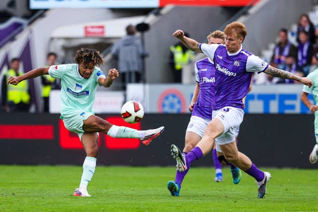September 13, 2026, xkwix, Soccer, 2nd Division, VfL Osnabrück vs. Hertha BSC, Stadion an der Bremer Brücke, Matchday 5, 2026–2027 Season: Niklas Wiemann (VfL Osnabrück, 25) blocks the ball in a tackle against Oluwaseun Adewumi (Hertha BSC, 19). DFB regulations prohibit any use of photographs as image sequences and or quasi-video. Photo: xKamilxWilkowskixPressefotoKochx Lower Saxony, Germany