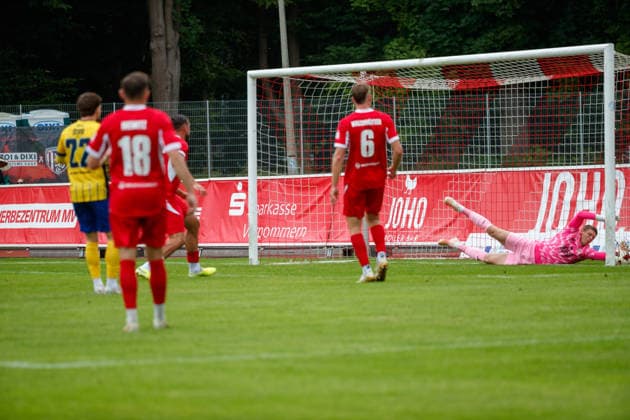 No. 22 Dorian Cevis of Lok scores here to make it 0–1 past right-handed goalkeeper Jakub Jakubov, Greifswald, GER; Greifswalder FC vs. 1. FC Lok Leipzig, Soccer, Men, Regionalliga Nordost, Matchday 8, 2026–2027 season, September 13, 2026, Greifswald Volksstadion, Mecklenburg-Western Pomerania, Germany