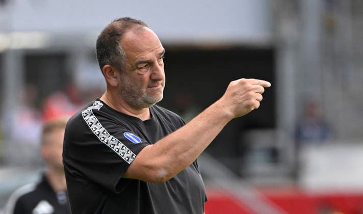 Coach Frank Schmidt of 1 FC Heidenheim 1846 (FCH) on the sidelines, gesturing; 1 FC Heidenheim 1846 (FCH) vs. Holstein Kiel (KSV), September 13, 2026. DFL regulations prohibit any use of photographs as IIMAGE SEQUENCES AND OR QUASI-VIDEO 1 FC Heidenheim 1846 FCH vs. Holstein Kiel KSV