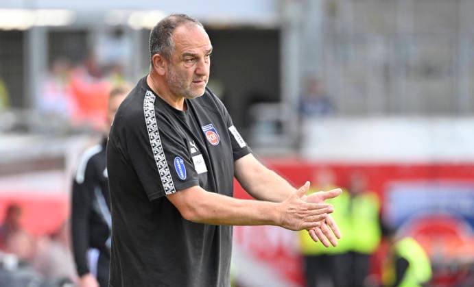 Coach Frank Schmidt of 1 FC Heidenheim 1846 (FCH) on the sidelines, gesturing; 1 FC Heidenheim 1846 (FCH) vs. Holstein Kiel (KSV), September 13, 2026. DFL regulations prohibit any use of photographs as IIMAGE SEQUENCES AND OR QUASI-VIDEO 1 FC Heidenheim 1846 FCH vs. Holstein Kiel KSV