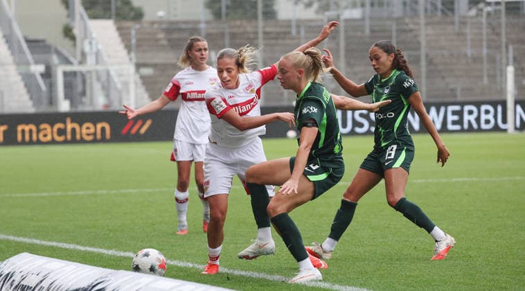 Stuttgart, Google Pixel Women s Bundesliga: VfB Stuttgart vs. VfL Wolfsburg; from left: Dafina Redzepi (VfB), Lara Prasnikar (Wolfsburg)
