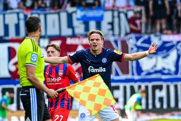 September 13, 2026, GER, Soccer, Men s, 2. Bundesliga, 1. FC Heidenheim vs. Holstein Kiel: Jonas Therkelsen (Kiel, No. 10) disagrees with a call by assistant referee Asmir Osmanagic; Heidenheim Voith Arena, Baden-Württemberg, Germany Copyright: xNordphotox xHafnerx
