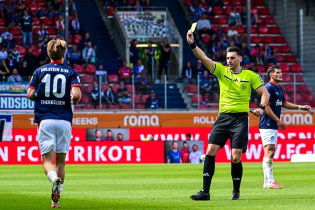 September 13, 2026, GER, Soccer, Men s, 2. Bundesliga, 1. FC Heidenheim vs. Holstein Kiel; Referee Justin Hasmann shows Jonas Therkelsen (Kiel, No. 10) a yellow card; Heidenheim Voith Arena, Baden-Württemberg, Germany Copyright: xNordphotox xHafnerx