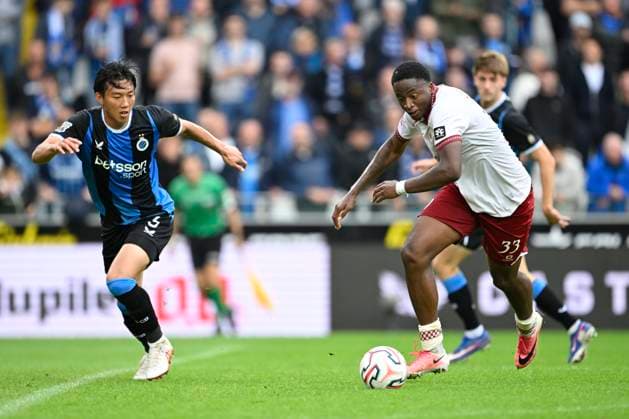 Club Brugge v Royal Antwerp FC - Jupiler Pro League BRUGGE, BELGIUM - SEPTEMBER 13 : Porozo Snayder forward of Royal Antwerp FC is been chased by Lee Han-beom defender of Club Brugge during the Jupiler Pro League match between Club Brugge and Royal Antwerp FC on September 13, 2026 in Brugge, Belgium, 13 09 2026 Brugge Belgium  Copyright: xNicoxVereeckenx