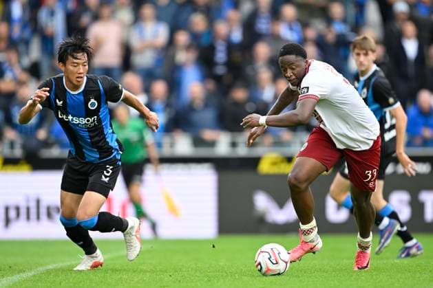 Club Brugge v Royal Antwerp FC - Jupiler Pro League BRUGGE, BELGIUM - SEPTEMBER 13 : Porozo Snayder forward of Royal Antwerp FC is been chased by Lee Han-beom defender of Club Brugge during the Jupiler Pro League match between Club Brugge and Royal Antwerp FC on September 13, 2026 in Brugge, Belgium, 13 09 2026 Brugge Belgium  Copyright: xNicoxVereeckenx