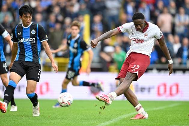 Club Brugge v Royal Antwerp FC - Jupiler Pro League BRUGGE, BELGIUM - SEPTEMBER 13 : Porozo Snayder forward of Royal Antwerp FC is been chased by Lee Han-beom defender of Club Brugge during the Jupiler Pro League match between Club Brugge and Royal Antwerp FC on September 13, 2026 in Brugge, Belgium, 13 09 2026 Brugge Belgium  Copyright: xNicoxVereeckenx
