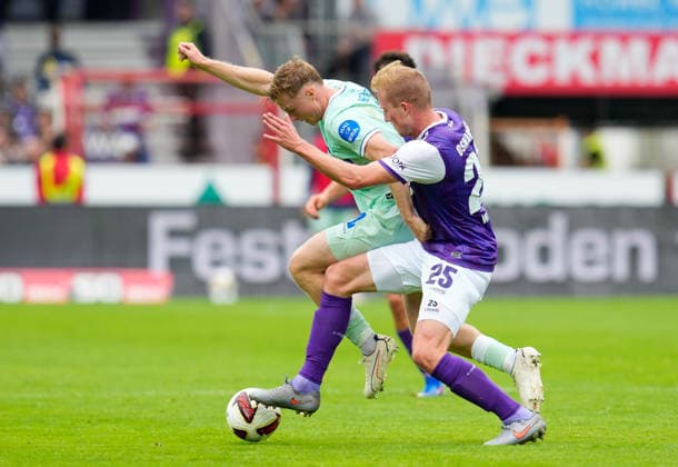 Julian Eitschberger (Hertha BSC, 2) in a tackle with Niklas Wiemann (VfL Osnabrück, 25 GER), VfL Osnabrück vs. Hertha BSC, 2. Bundesliga, Matchday 5, 2026–27 season, Bremer Brücke, Osnabrück, September 13, 2026 DFL REGULATIONS PROHIBIT ANY USE OF PHOTOGRAPHS AS IMAGE SEQUENCES AND OR QUASI-VIDEO Photo: HMB Media, Scott W. Coleman Copyright: HMBxMedia xScottxW.xColeman