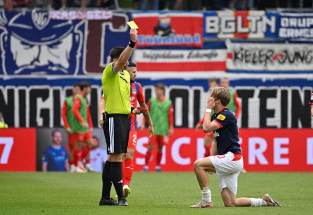 Referee Justin Hasmann shows a yellow-red card to Jonas Therkelsen (Holstein Kiel 10) for a foul on Mikkel Kaufmann (1. FC Heidenheim 1846, FCH 29; not shown in the frame). 1. FC Heidenheim 1846 (FCH) vs. Holstein Kiel (KSV) 1September 3, 2026 DFL regulations prohibit any use of photographs as image sequences and or quasi-video 1 FC Heidenheim 1846 FCH vs. Holstein Kiel KSV