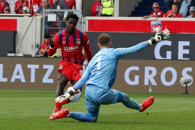 Timon Weiner (1, Holstein Kiel) thwarts a great scoring chance by Christian Conteh (10, 1. FC Heidenheim 1846), 1. FC Heidenheim 1846 vs. Holstein Kiel, Soccer, DFL, 2. Bundesliga, 2026–2027 Season, First Half of the Season, Matchday 5, September 13, 2026, Heidenheim, Baden-Württemberg, Germany Copyright: xkolbert-press MartinxAgüerax