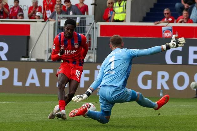 Timon Weiner 1 (Holstein Kiel) thwarts a great scoring opportunity by Christian Conteh 10 (1. FC Heidenheim 1846), 1. FC Heidenheim 1846 vs. Holstein Kiel, Soccer, DFL, 2. Bundesliga, 2026–2027 Season, First Half of the Season, Matchday 5, September 13, 2026, Heidenheim, Baden-Württemberg, Germany Copyright: xkolbert-press MartinxAgüerax