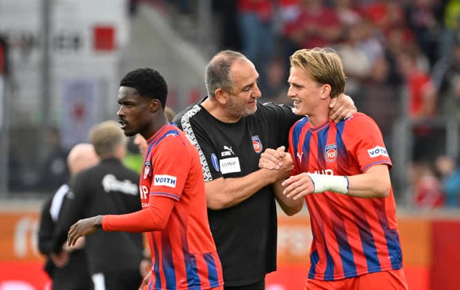 Halftime break: Coach Frank Schmidt of 1 FC Heidenheim 1846 (FCH) in conversation with Mikkel Kaufmann of 1 FC Heidenheim 1846 (FCH), 29 Christian Conteh of 1 FC Heidenheim 1846 (FCH), 10 1 FC Heidenheim 1846 FCH vs. Holstein Kiel KSV September 13, 2026 DFL regulations prohibit any use of photographs as image sequences and or quasi-video 1 FC Heidenheim 1846 FCH vs. Holstein Kiel KSV