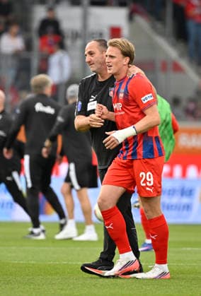 Halftime Break: Coach Frank Schmidt of 1 FC Heidenheim 1846 (FCH) in conversation with Mikkel Kaufmann, 1 FC Heidenheim 1846 (FCH) 29, 1 FC Heidenheim 1846 (FCH) vs. Holstein Kiel KSV, September 13, 2026 DFL regulations prohibit any use of photographs as image sequences and or quasi-video. 1 FC Heidenheim 1846 FCH vs. Holstein Kiel KSV