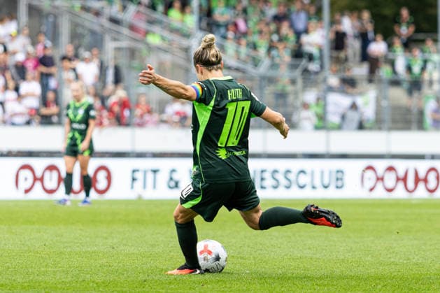 Germany: VfB Stuttgart Women vs. VfL Wolfsburg Women, Women s Bundesliga 1, Google Pixel Women s Bundesliga, 2026–27 Season, GAZi Stadium auf der Waldau, Stuttgart; Svenja Huth, VfL Wolfsburg Women, 10 on the ball, Stuttgart, GAZi Stadium auf der Waldau, Baden-Württemberg, Germany Copyright: xBenedictxChristx
