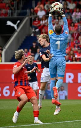 Goalkeeper Timon Weiner, Holstein Kiel 01, in action: 1 FC Heidenheim 1846 FCH vs. Holstein Kiel KSV, September 13, 2026. DFL regulations prohibit any use of photographs as image sequences and or quasi-video. 1 FC Heidenheim 1846 (FCH) vs. Holstein Kiel KSV
