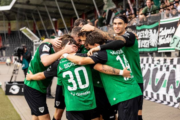 VfB Stuttgart II vs. SC Preussen Münster, Soccer, 3rd Division, Matchday 5, WIRmachenDRUCK Arena Großaspach, September 13, 2026—Goal celebration, cheers, and joy after a goal; shot on goal for the 1–2 lead scored by Marvin Schulz of SC Preussen Münster, 30 Team SC Preussen Muenster VfB Stuttgart II vs. SC Preussen Muenster, Soccer, 3rd Division, Matchday 5, WIRmachenDRUCK Arena Großaspach, September 13, 2026. Photo by Lucca Fundel, Großaspach, WIRmachenDRUCK Arena, Baden-Württemberg, Germany