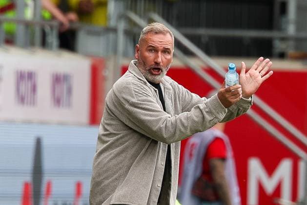 Head Coach Tim Walter of Holstein Kiel protests a handball call and the referee s gestures; 1 FC Heidenheim 1846 vs. Holstein Kiel, Soccer, DFL, 2. Bundesliga, 2026–2027 Season, First Half of the Season, Matchday 5, September 13, 2026, Heidenheim, Baden-Württemberg, Germany Copyright: xkolbert-press MartinxAgüerax