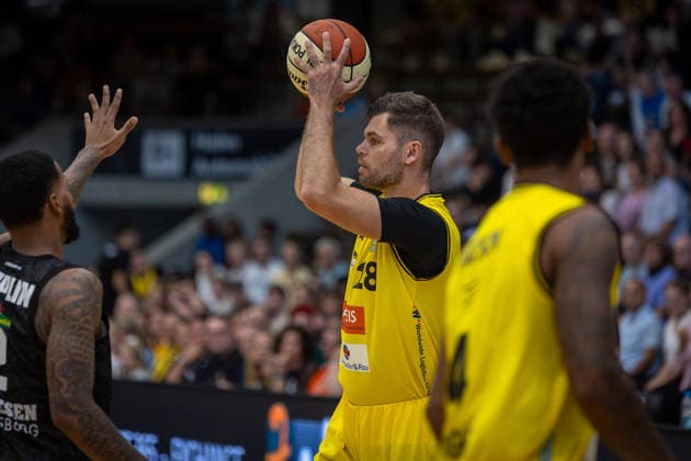 David Joplin, MHP RIESEN Ludwigsburg; 02 Julius Wolf, Kreisbau Kirchheim Knights; 28 GER; Kreisbau Kirchheim Knights vs. MHP RIESEN Ludwigsburg; easyCredit BBL; Netto BBL Cup; Round 1; 2026–2027 season; September 13, 2026 GER, Kreisbau Kirchheim Knights vs. MHP RIESEN Ludwigsburg, easyCredit BBL, Netto BBL Cup, Round 1, 2026–2027 season, September 13, 2026 Göppingen Copyright: xEibner-Pressefoto NinaxSanderx EP_NSR