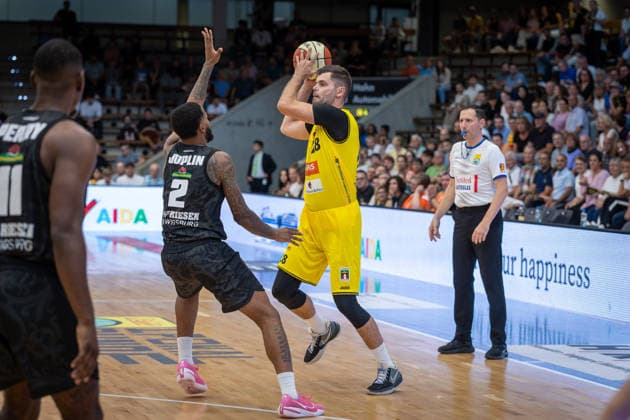 David Joplin, MHP RIESEN Ludwigsburg; 02 Julius Wolf, Kreisbau Kirchheim Knights; 28 GER; Kreisbau Kirchheim Knights vs. MHP RIESEN Ludwigsburg; easyCredit BBL; Netto BBL Cup; Round 1; 2026–2027 season; September 13, 2026 GER, Kreisbau Kirchheim Knights vs. MHP RIESEN Ludwigsburg, easyCredit BBL, Netto BBL Cup, Round 1, 2026–2027 season, September 13, 2026 Göppingen Copyright: xEibner-Pressefoto NinaxSanderx EP_NSR