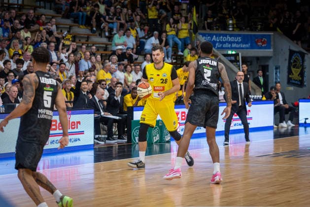 Julius Wolf, Kreisbau Kirchheim Knights, 28; David Joplin, MHP RIESEN Ludwigsburg, 02; GER, Kreisbau Kirchheim Knights vs. MHP RIESEN Ludwigsburg, easyCredit BBL, Netto BBL Cup, Round 1, 2026–2027 Season, September 13, 2026 GER, Kreisbau Kirchheim Knights vs. MHP RIESEN Ludwigsburg, easyCredit BBL, Netto BBL Cup, Round 1, 2026–2027 season, September 13, 2026 Göppingen Copyright: xEibner-Pressefoto NinaxSanderx EP_NSR