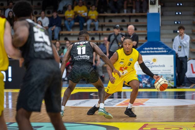Darius Perry, MHP RIESEN Ludwigsburg; 11 CJ Hines, Kreisbau Kirchheim Knights; 02 GER; Kreisbau Kirchheim Knights vs. MHP RIESEN Ludwigsburg; easyCredit BBL; Netto BBL Cup; Round 1; 2026–2027 season; September 13, 2026 GER, Kreisbau Kirchheim Knights vs. MHP RIESEN Ludwigsburg, easyCredit BBL, Netto BBL Cup, Round 1, 2026–2027 season, September 13, 2026 Göppingen Copyright: xEibner-Pressefoto NinaxSanderx EP_NSR