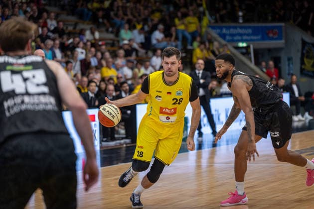 Julius Wolf, Kreisbau Kirchheim Knights, 28; David Joplin, MHP RIESEN Ludwigsburg, 02; GER, Kreisbau Kirchheim Knights vs. MHP RIESEN Ludwigsburg, easyCredit BBL, Netto BBL Cup, Round 1, 2026–2027 season, September 13, 2026 GER, Kreisbau Kirchheim Knights vs. MHP RIESEN Ludwigsburg, easyCredit BBL, Netto BBL Cup, Round 1, 2026–2027 season, September 13, 2026 Göppingen Copyright: xEibner-Pressefoto NinaxSanderx EP_NSR