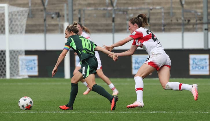 Stuttgart, Google Pixel Women s Bundesliga: VfB Stuttgart vs. VfL Wolfsburg; from left: Svenja Huth (Wolfsburg), Reena Wichmann (VfB)