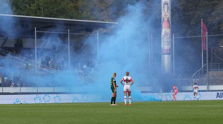 Stuttgart, Google Pixel Women s Bundesliga: VfB Stuttgart vs. VfL Wolfsburg, blue smoke from pyrotechnics, pyrotechnics