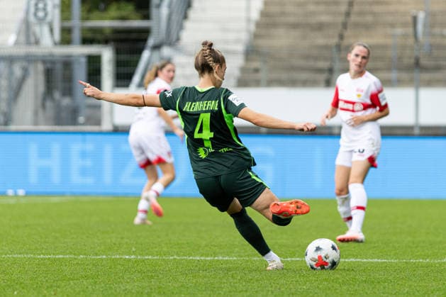 Germany: VfB Stuttgart Women vs. VfL Wolfsburg Women, Women s Bundesliga, Google Pixel Women s Bundesliga, 2026–27 season, GAZi Stadium on the Waldau, Stuttgart; Sophia Kleinherne, VfL Wolfsburg Women, 4 am Ball, Stuttgart, GAZi Stadium on the Waldau, Baden-Württemberg, Germany Copyright: xBenedictxChristx