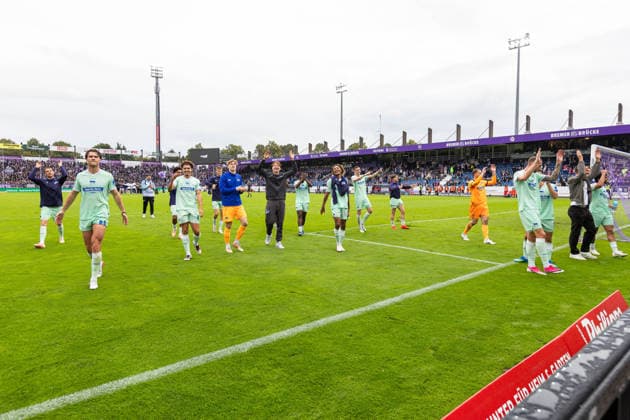 The players and officials of Hertha BSC celebrate after their 1–3 victory. GER, VfL Osnabrück vs. Hertha BSC, Soccer, 2. Bundesliga, Matchday 5, 2026–2027 season, September 13, 2026 DFL regulations prohibit the use of photographs as image sequences and or quasi-video footage GER, VfL Osnabrück vs. Hertha BSC, soccer, 2. Bundesliga, Matchday 5, 2026–2027 season, September 13, 2026, Osnabrück Copyright: xEibner-Pressefoto JanxRollingerx EP_JSK