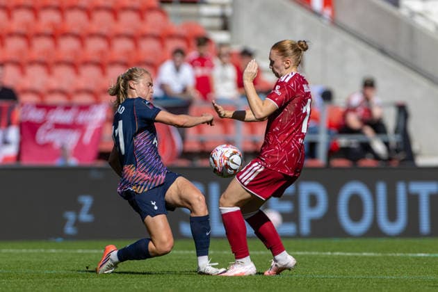Football - FA Women™s Super League - Liverpool FC Women v Tottenham Hotspur FC Women ST HELENS, ENGLAND - Sunday, September 13, 2026: Liverpool FC Women s Ceri Holland is challenged by Tottenham Hotspur Women s Julie Blakstad (L) during the FA Women™s Super League match between Liverpool FC Women and Tottenham Hotspur FC Women at the St Helens Stadium. (Photo by David Rawcliffe Propaganda) ST HELENS St Helens Stadium MERSEYSIDE ENGLAND  Copyright: xPropagandax P2026-09-13-Liverpool_W_Tottenham_W-105