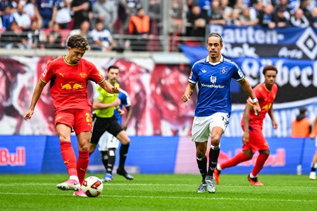 Soccer I Men s I 2026–2027 Season I Bundesliga I Matchday 3 I RB Leipzig vs. Hamburger SV I September 13, 2026 Neil El Aynaoui, 21, of RB Leipzig plays the ball, Yussuf Poulsen, No. 15, Hamburger SV closes in on him. Leipzig, Red Bull Arena, Saxony, Germany Copyright: xLobeca InesxHähnelx