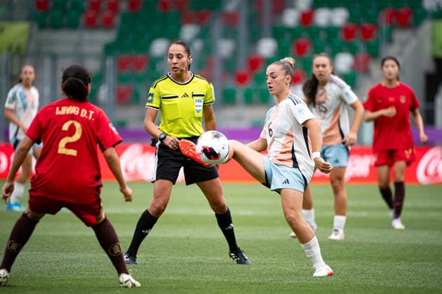 September 13, 2026, Sosnowiec, Silesian Voivodeship, Poland: DORADO IRUNE of Spain controls the ball during the FIFA U20 Womens World Cup match between China versus Spain at ArcelorMittal Park Sosnowiec Poland - ZUMAs385 20260913_zsp_s385_028 Copyright: xLeopoldxSoglox