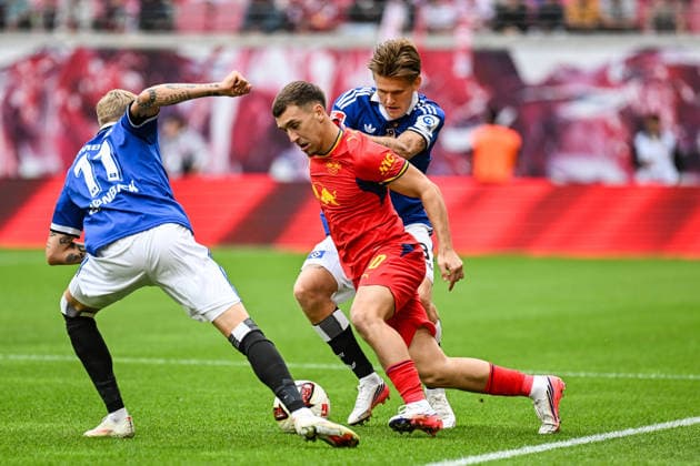 Soccer I Men s I 2026–2027 Season I Bundesliga I Matchday 3 I RB Leipzig vs. Hamburger SV I September 13, 2026 Brajan Gruda 10, RB Leipzig is put under pressure by Albert Gronbaek Erlykke (11), Hamburger SV, and David Wolfe (3), Hamburger SV; Leipzig, Red Bull Arena, Saxony, Germany Copyright: xLobeca InesxHähnelx