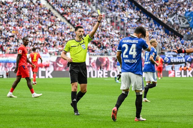 Soccer I Men s I 2026–2027 Season I Bundesliga I Matchday 3 I RB Leipzig vs. Hamburger SV I September 13, 2026 Referee Florian Badstübner shows Nicolas Capaldo (No. 24) of Hamburger SV a yellow card at the Red Bull Arena in Leipzig, Saxony, Germany Copyright: xLobeca InesxHähnelx
