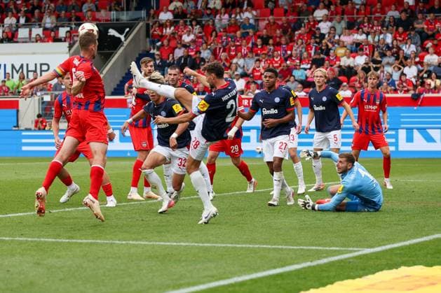 Jonas Meffert (28, Holstein Kiel) shoots the ball toward the head of Patrick Mainka (6, 1. FC Heidenheim 1846), 1 FC Heidenheim 1846 vs. Holstein Kiel, Soccer, DFL, 2. Bundesliga, 2026–2027 season, first half of the season, Matchday 5, September 13, 2026, Heidenheim, Baden-Württemberg, Germany Copyright: xkolbert-press MartinxAgüerax