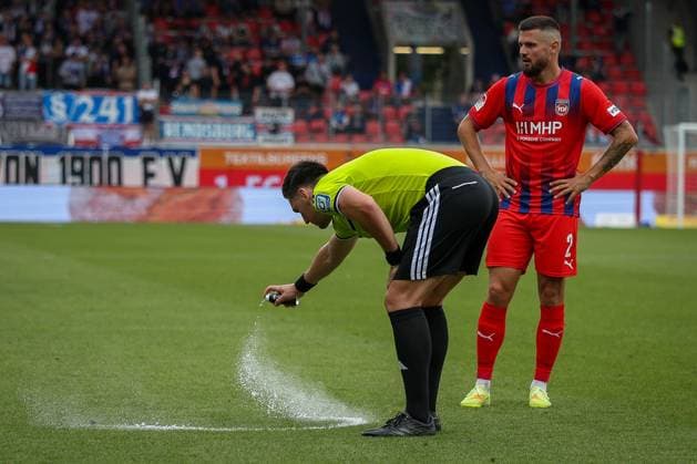 Referee Justin Hasmann marks a free-kick spot with spray, with Marnon Busch (2) of 1. FC Heidenheim 1846, 1 FC Heidenheim 1846 vs. Holstein Kiel, Soccer, DFL, 2. Bundesliga, 2026–2027 season, first half of the season, Matchday 5, September 13, 2026, Heidenheim, Baden-Württemberg, Germany Copyright: xkolbert-press MartinxAgüerax