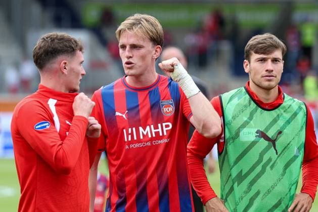 Post-game celebration with the fans: Paul Hennrich (8, 1. FC Heidenheim 1846), Mikkel Kaufmann (29, 1. FC Heidenheim 1846), and Luca Kerber (20, 1. FC Heidenheim 1846), 1 FC Heidenheim 1846 vs. Holstein Kiel, Soccer, DFL, 2. Bundesliga, 2026–2027 season, first half of the season, Matchday 5, September 13, 2026, Heidenheim, Baden-Württemberg, Germany Copyright: xkolbert-press MartinxAgüerax