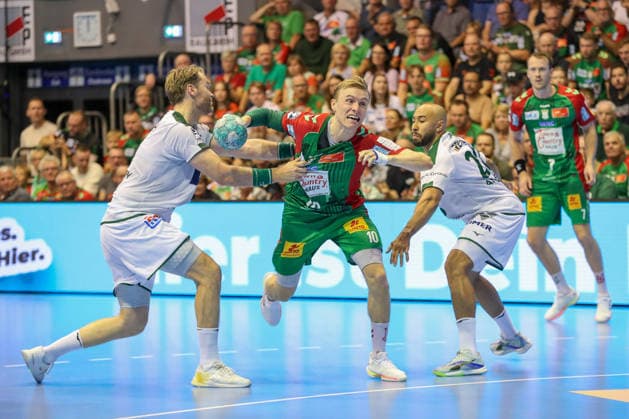 September 13, 2026, xgox, Handball Opel HBL SC Magdeburg vs. HSG Wetzlar emspor, from left: Petter Overby (Wetzlar), 11, Gisli Thorgeir Kristjansson (Magdeburg), 10, David Cyrill Akakpo (Wetzlar), 20: Tackle, duel, battle, Magdeburg