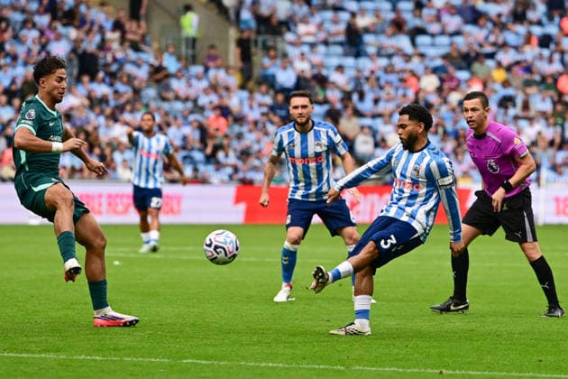 Coventry City v Brighton and Hove Albion, Premier League Coventry City defender Jay Dasilva (3) takes a shot at goal under pressure from Brighton and Hove Albion forward Charalampos Kostoulas (19) during the Premier League match between Coventry City and Brighton and Hove Albion at the Coventry Building Society Arena, Coventry, UK on 13 September 2026. Coventry Coventry Building Society Arena West Midlands UK Editorial use only DataCo restrictions apply See www.football-dataco.com , Copyright: xDennisxGoodwinx PSI-24865-0040