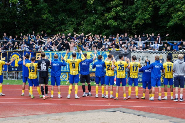 The Leipzig players thank their fans after the game GER, Greifswalder FC vs. 1 FC Lok Leipzig, Soccer, Men, Northeast Regional League, Matchday 8, 2026–2027 Season, September 13, 2026, Greifswald Volksstadion, Mecklenburg-Western Pomerania, Germany