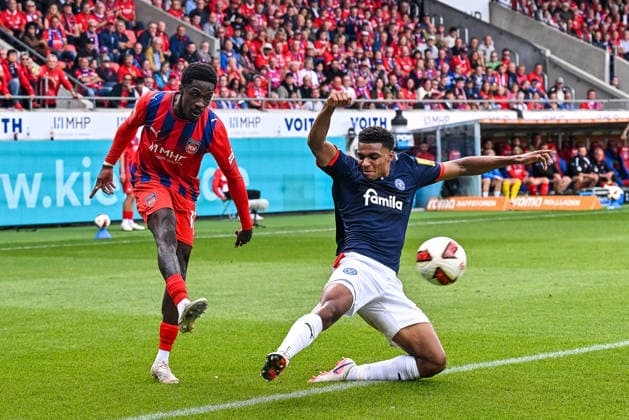 September 13, 2026, GER, Soccer, Men s, 2. Bundesliga, 1. FC Heidenheim vs. Holstein Kiel: Ikem Ugoh (Kiel, 27) dives in vain to block a cross from Christian Conteh (Heidenheim, 10), Heidenheim Voith Arena, Baden-Württemberg, Germany Copyright: xNordphotox xHafnerx