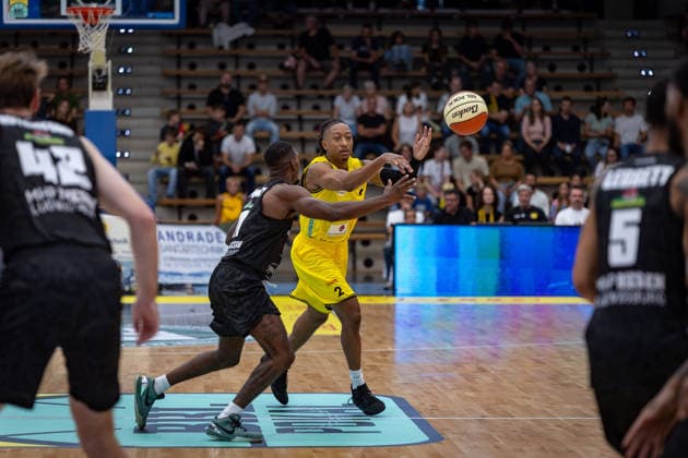 Yorman Polas Bartolo, MHP RIESEN Ludwigsburg, 13; CJ Hines, Kreisbau Kirchheim Knights, 02; GER, Kreisbau Kirchheim Knights vs. MHP RIESEN Ludwigsburg, easyCredit BBL, Netto BBL Cup, Round 1, 2026–2027 season, September 13, 2026 GER, Kreisbau Kirchheim Knights vs. MHP RIESEN Ludwigsburg, easyCredit BBL, Netto BBL Cup, Round 1, 2026–2027 season, September 13, 2026 Göppingen Copyright: xEibner-Pressefoto NinaxSanderx EP_NSR