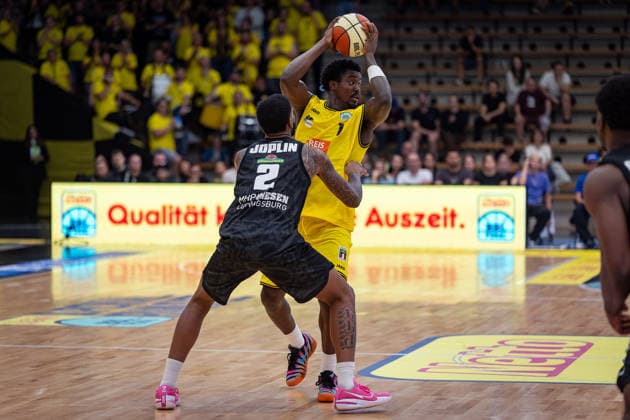 David Joplin, MHP RIESEN Ludwigsburg, 02; Philip Alston, Kreisbau Kirchheim Knights, 01; GER, Kreisbau Kirchheim Knights vs. MHP RIESEN Ludwigsburg, easyCredit BBL, Netto BBL Cup, Round 1, 2026–2027 Season, September 13, 2026 GER, Kreisbau Kirchheim Knights vs. MHP RIESEN Ludwigsburg, easyCredit BBL, Netto BBL Cup, Round 1, 2026–2027 season, September 13, 2026 Göppingen Copyright: xEibner-Pressefoto NinaxSanderx EP_NSR