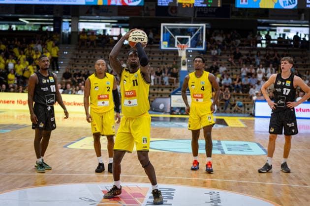 Darius Perry, MHP RIESEN Ludwigsburg, 11 CJ Hines, Kreisbau Kirchheim Knights, 02 Tyrel Morgan, Kreisbau Kirchheim Knights, 11 Desmond Watson, Kreisbau Kirchheim Knights, 04 Julis Baumer, MHP RIESEN Ludwigsburg, 17 GER, Kreisbau Kirchheim Knights vs. MHP RIESEN Ludwigsburg, easyCredit BBL, Netto BBL Cup, Round 1, 2026–2027 season, September 13, 2026 GER, Kreisbau Kirchheim Knights vs. MHP RIESEN Ludwigsburg, easyCredit BBL, Netto BBL Cup, Round 1, 2026–2027 Season, September 13, 2026 Göppingen Copyright: xEibner-Pressefoto NinaxSanderx EP_NSR