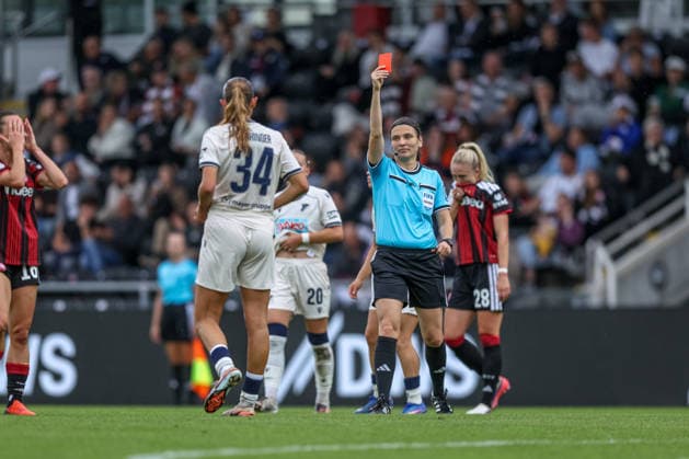 GER, Frankfurt, Eintracht Frankfurt vs. TSG Hoffenheim, Google Pixel Women s Bundesliga, Soccer, DFB, 2026–2027 Season, Stadion am Brentanobad, Matchday 4 in pictures: From left, Svenja Vöhringer (TSG Hoffenheim Women, age 34) receives a red card and is sent off by referee Angelika Söder. DFB DFL REGULATIONS PROHIBIT ANY USE OF PHOTOGRAPHS AS IMAGE SEQUENCES AND OR QUASI-VIDEOEO, September 13, 2026 Copyright: HMBxMedia HendrikxHamelau