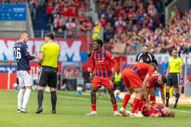 Mikkel Kaufmann, 1 FC Heidenheim, 29, down on the ground after being elbowed in the face; Marnon Busch, 1 FC Heidenheim, receives a yellow-red card; Patrick Mainka, 1 FC Heidenheim, 06 help him; Christian Conteh 1 FC Heidenheim, 10, gives the referee a furious look; and David Zec Holstein Kiel, 26, GER, 1 FC Heidenheim vs. Holstein Kiel, soccer, 2. Bundesliga, Matchday 5, 2026–2027 season, September 13, 2026, DFL and DFB regulations prohibit any use of photographs as image sequences and or quasi-video, GER, 1 FC Heidenheim vs. Holstein Kiel, Soccer, 2. Bundesliga, Matchday 5, 2026–2027 Season, September 13, 2026, Heidenheim Copyright: xEibner-Pressefoto JanixPlessx EP_JPL