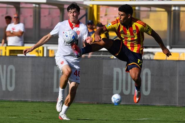 US Lecce s Right-back Danilo Veiga (17 US Lecce) and AC Monza s Left Winger Jay Robinson (46 AC Monza) in action during the Serie A Enilive matchday 4 match between US Lecce and AC Monza at the Stadio Via del Mare in Lecce, Italy, Sunday, September 13, 2026. (Credit Image: Giovanni Evangelista LaPresse)  Copyright: xGiovannixEvangelista LaPressex