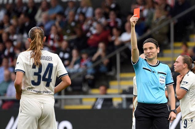 September 13, 2026, xhbx, Soccer Google Pixel Women s Bundesliga, Eintracht Frankfurt vs. TSG Hoffenheim – Red card for, red card for, ejection, game misconduct: Svenja Vöhringer (TSG 1899 Hoffenheim), Angelika Söder (DFB referee), Frankfurt am Main