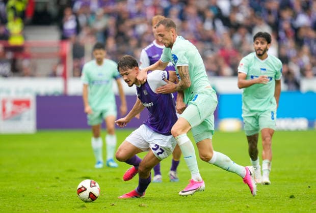 Robin Fabinski (VfL Osnabrück), 27, in a tackle with Gustaf Nilsson (Hertha BSC), 9 GER; VfL Osnabrück vs. Hertha BSC, 2. Bundesliga, Matchday 5, 2026–27 season, Bremer Brücke, Osnabrück, September 13, 2026 DFL REGULATIONS PROHIBIT ANY USE OF PHOTOGRAPHS AS IMAGE SEQUENCES AND OR QUASI-VIDEO Photo: HMB Media, Scott W. Coleman Copyright: HMBxMedia xScottxW.xColeman